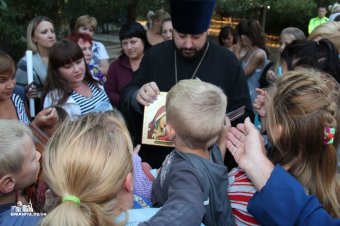 Одесское духовенство окормляет переселенцев из Донбаса 