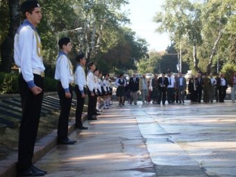 Юные одесситы на Почетной Вахте Памяти на Аллее Славы у Вечного огня (фото)