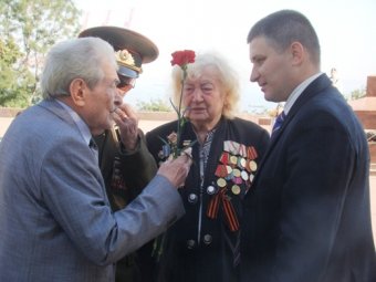 Юные одесситы на Почетной Вахте Памяти на Аллее Славы у Вечного огня (фото)