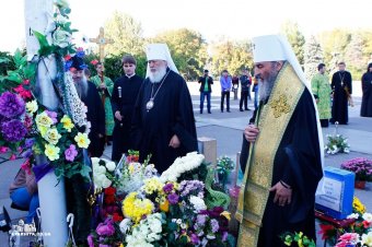 Блаженнейший митрополит Онуфрий совершил заупокойное богослужение на Куликовом поле у Дома Профсоюзов (фото)
