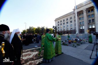 Блаженнейший митрополит Онуфрий совершил заупокойное богослужение на Куликовом поле у Дома Профсоюзов (фото)