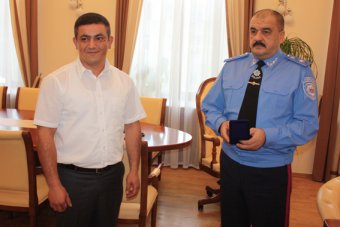 Одессит, участвовавший в задержании вооруженного преступника, получил заслуженную награду  