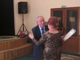 Ветеранов труда на поприще медицины наградили по случаю праздника