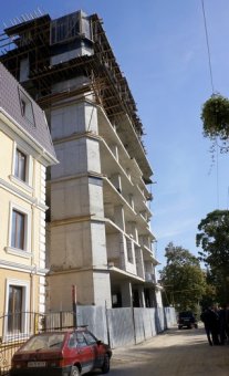 Среди частного сектора в Одессе вопреки всем нормам появилось восьмиэтажное здание