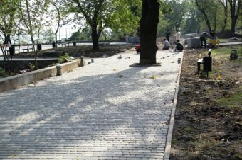 В Одессе продолжается капитальный ремонт Суворовской аллеи в парке им. Т.Г. Шевченко (фото)