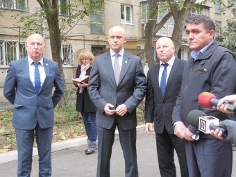 Геннадий Труханов посетил благоустроенный двор на Генерала Петрова