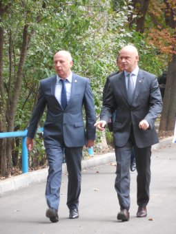 Геннадий Труханов посетил благоустроенный двор на Генерала Петрова