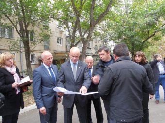 Геннадий Труханов посетил благоустроенный двор на Генерала Петрова