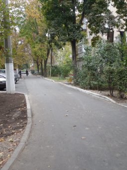 Геннадий Труханов посетил благоустроенный двор на Генерала Петрова