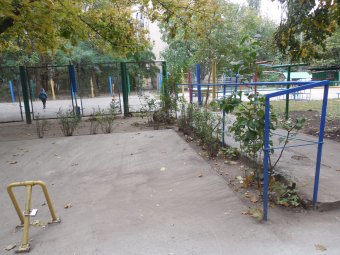 Геннадий Труханов посетил благоустроенный двор на Генерала Петрова