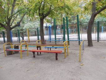 Геннадий Труханов посетил благоустроенный двор на Генерала Петрова