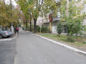 Геннадий Труханов посетил благоустроенный двор на Генерала Петрова