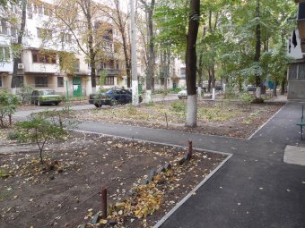 Геннадий Труханов посетил благоустроенный двор на Генерала Петрова