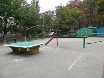Геннадий Труханов посетил благоустроенный двор на Генерала Петрова
