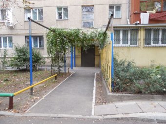 Геннадий Труханов посетил благоустроенный двор на Генерала Петрова