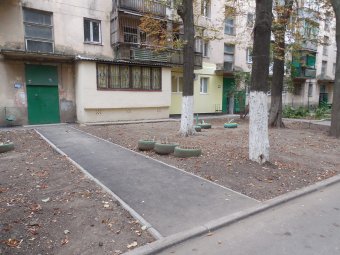 Геннадий Труханов посетил благоустроенный двор на Генерала Петрова
