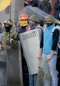 Милиция: Массовые акции возле ОГА прошли без драк (фото)