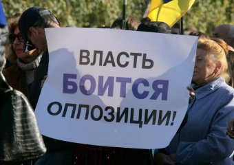 Милиция: Массовые акции возле ОГА прошли без драк (фото)