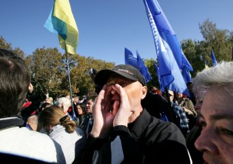 По стенами ОГА сегодня было многолюдно