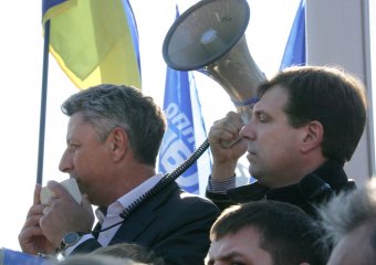 По стенами ОГА сегодня было многолюдно