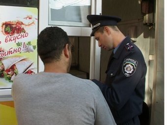 Одесские милиционеры взялись за продавцов фаст-фуда (фото, видео)