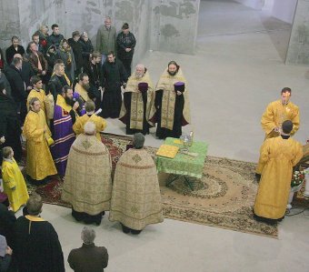 Над строящимся храмом церковно-приходской школы засиял крест
