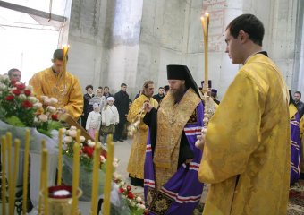 Над строящимся храмом церковно-приходской школы засиял крест