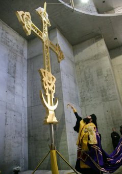 Над строящимся храмом церковно-приходской школы засиял крест
