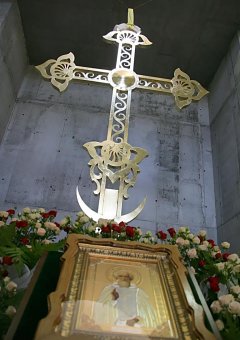 Над строящимся храмом церковно-приходской школы засиял крест