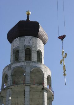 Над строящимся храмом церковно-приходской школы засиял крест