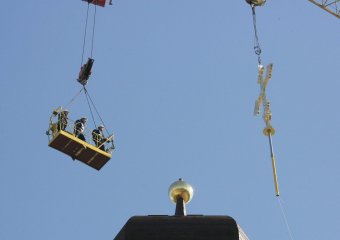 Над строящимся храмом церковно-приходской школы засиял крест
