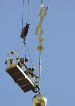 Над строящимся храмом церковно-приходской школы засиял крест