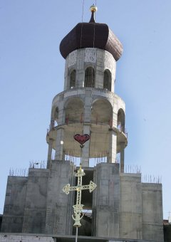 Над строящимся храмом церковно-приходской школы засиял крест