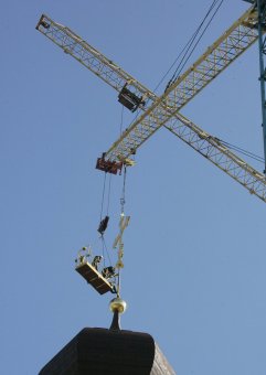 Над строящимся храмом церковно-приходской школы засиял крест