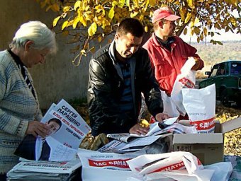 В избирательном округе №142 избирателей соблазняют картошкой, луком и мукой (фото)