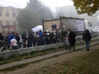 В избирательном округе №142 избирателей соблазняют картошкой, луком и мукой (фото)