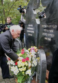 Возложение к мемориалу жертвам фашизма