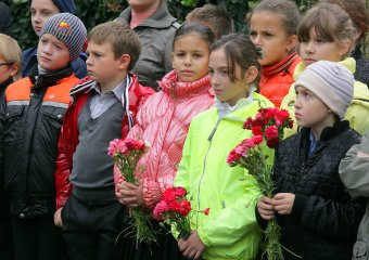Возложение к мемориалу жертвам фашизма