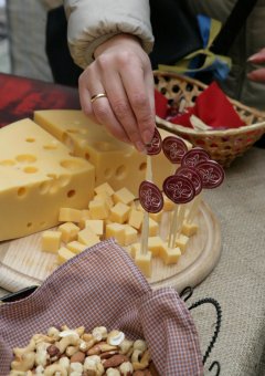 В нынешние выходные одесситы пили вино и ели сыр (фото)