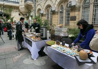 В нынешние выходные одесситы пили вино и ели сыр (фото)