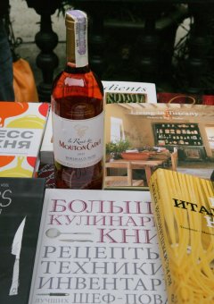 В нынешние выходные одесситы пили вино и ели сыр (фото)