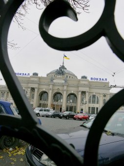Привокзальную площадь в Одессе привели в порядок (фото)