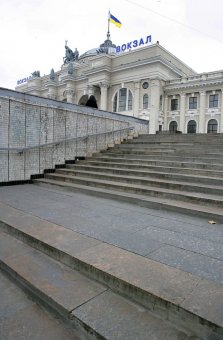 Привокзальную площадь в Одессе привели в порядок (фото)