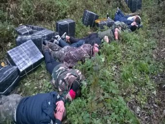 Переправить сигареты нарушители пытались на внедорожниках с оружием и лошадьми (фото)