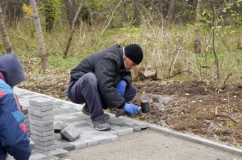 Вдоль Трассы здоровья восстанавливают пешеходную дорожку (фото)
