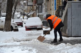 Первый снег в Одессе: Коммунальные службы оперативно приступили к работе в условиях зимы (фото)