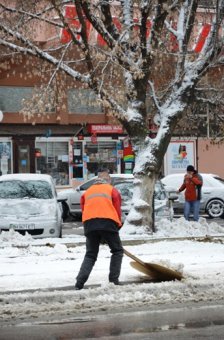 Первый снег в Одессе: Коммунальные службы оперативно приступили к работе в условиях зимы (фото)