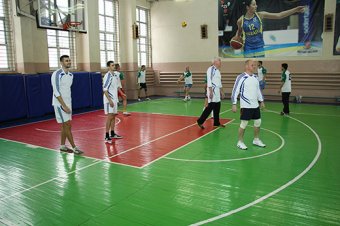 Одесские депутаты и чиновники сразились за волейбольный мяч (фото)