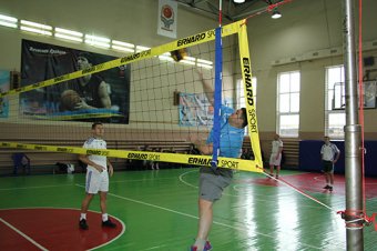 Одесские депутаты и чиновники сразились за волейбольный мяч (фото)