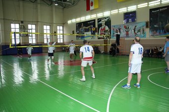 Одесские депутаты и чиновники сразились за волейбольный мяч (фото)
